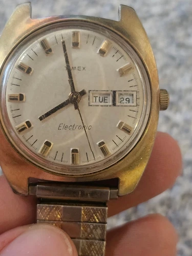 Vintage 1971 Mens Timex 36MM Electric quartz watch