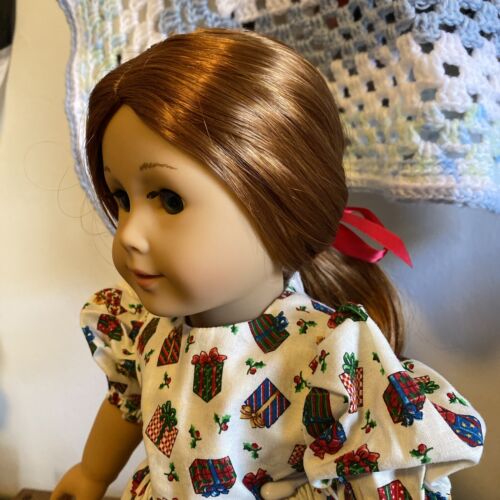 American Girl Jly 61 Puppe mit professionell gefertigtem Weihnachtskleid gebraucht, in einwandfreiem Zustand - Bild 3 von 12