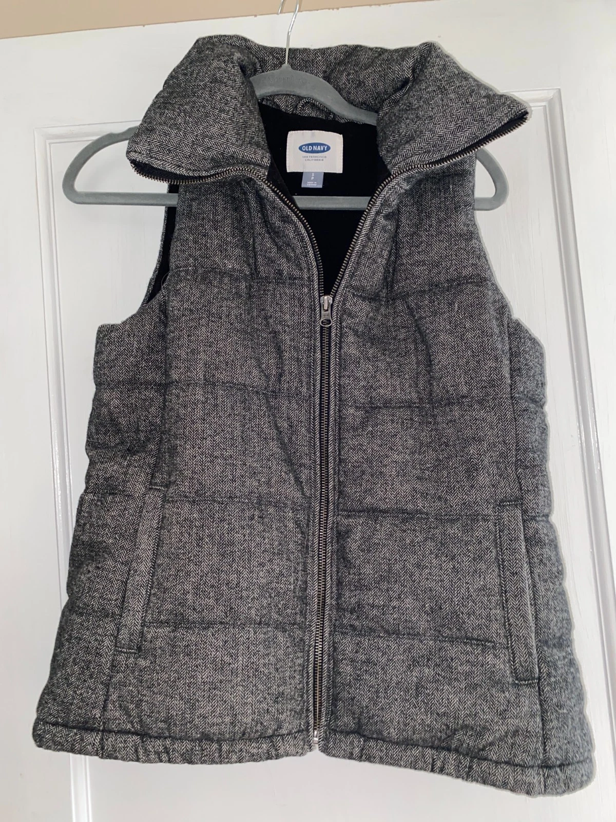 Old Navy Men’s Vest Size S Quilted Gray Herringbone puffer