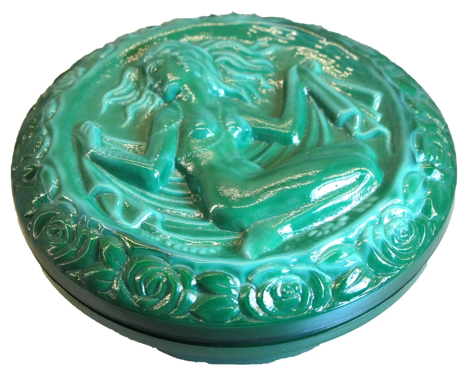 ULLMANNGLASS Tin, shaped in jade glass / malachite glass - nude motif woman AE 614
