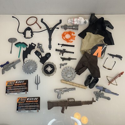 Action Man Konvolut Kleidung - Waffen - Zubehör über 30 Teile M60 Scheiben