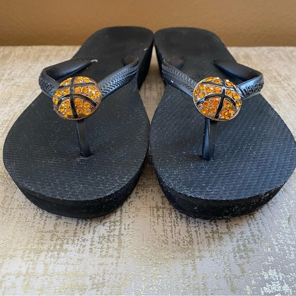 Chanclas de cuña Havaianas negras diamantes de imitación adornos de baloncesto usadas en excelente estado talla 7 Foto 4 de 4