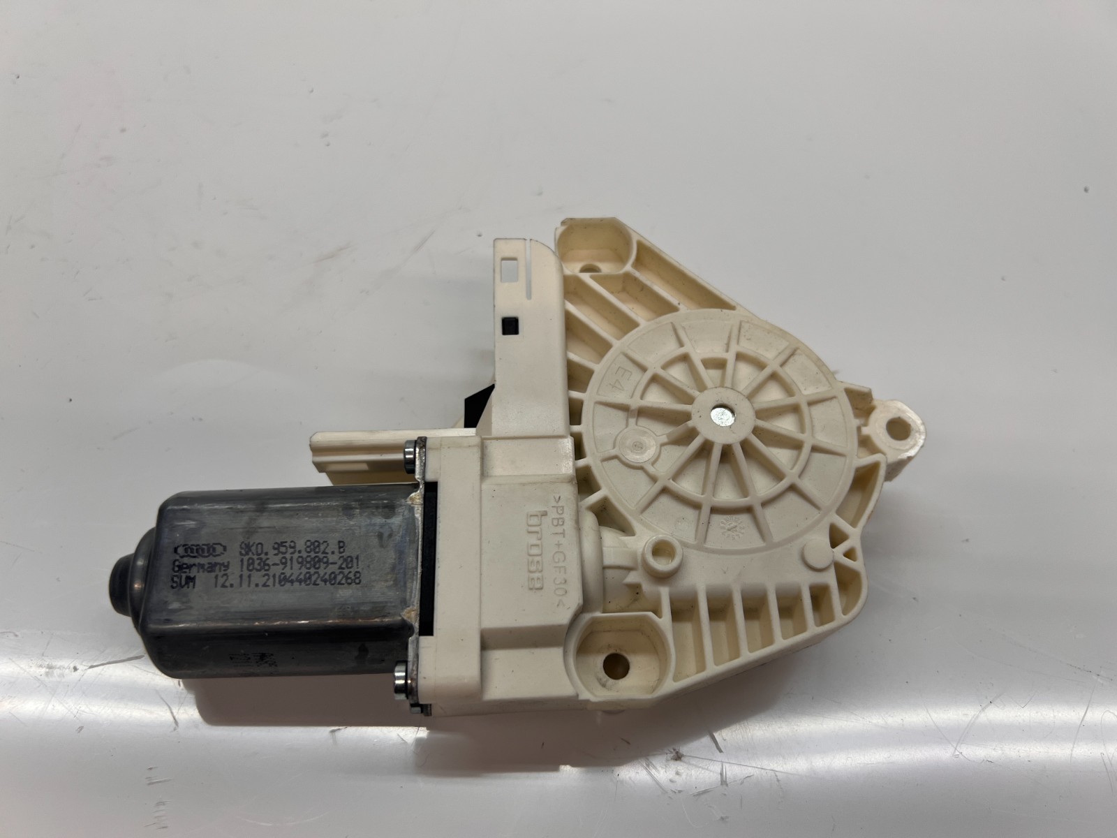 LAMBORGHINI AVENTADOR PASSENGER RIGHT RH DOOR WINDOW TRACK MOTOR OEM 8K0959802B