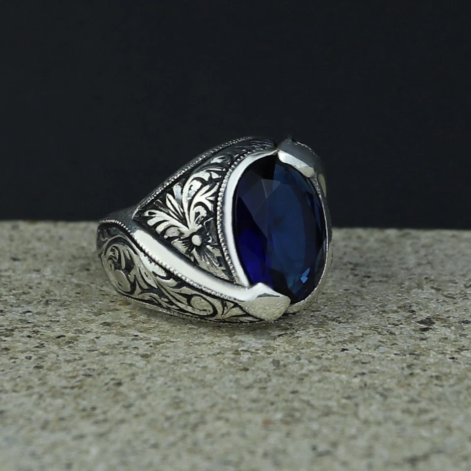 Anillo de piedra azul zafiro plateado para hombre, anillo de zafiro ovalado vintage grabado Foto 3 de 4