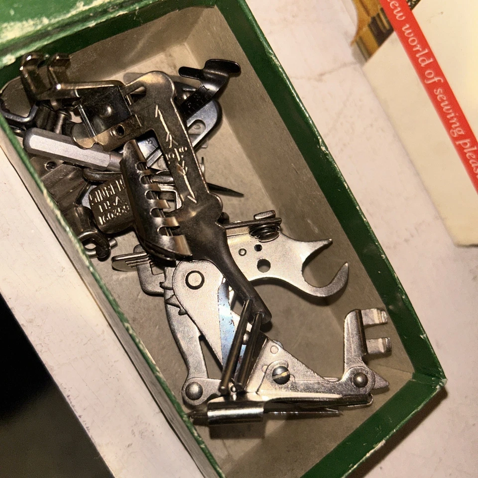 Conjunto de acessórios para máquina de costura Singer com caixa pés vintage EUA 160359 36865 - Imagem 3 de 4