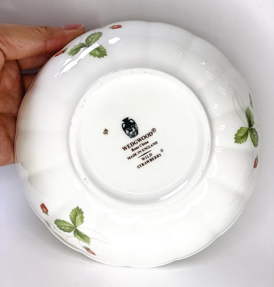 Cuenco de azúcar en polvo Wedgwood England Wild Strawberry de colección borde dorado Foto 4 de 4