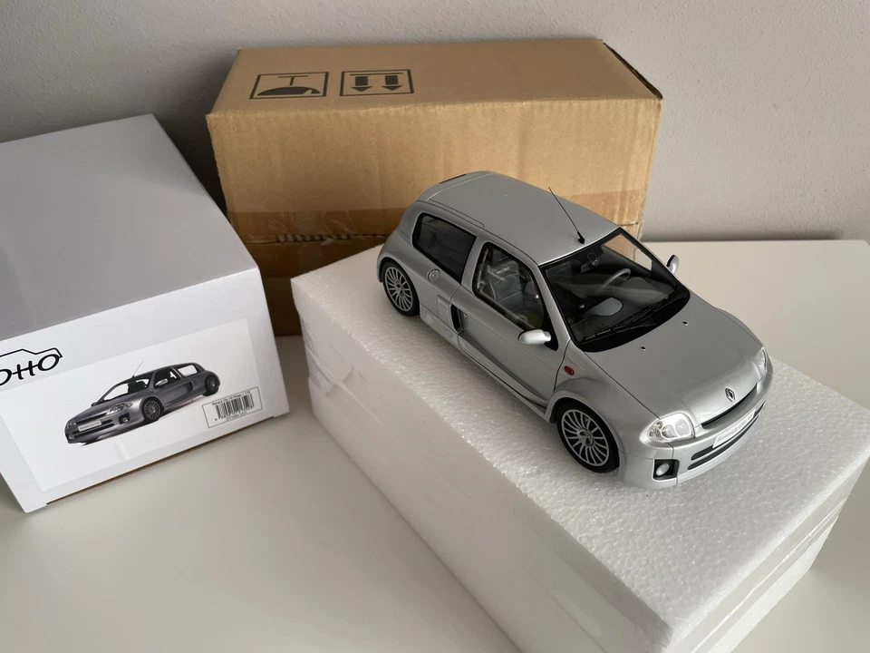 OTTOMOBILE 1/18 - Renault Clio V6 Fase1 2001, ARGENTO OT1034 - Immagine 2 di 4