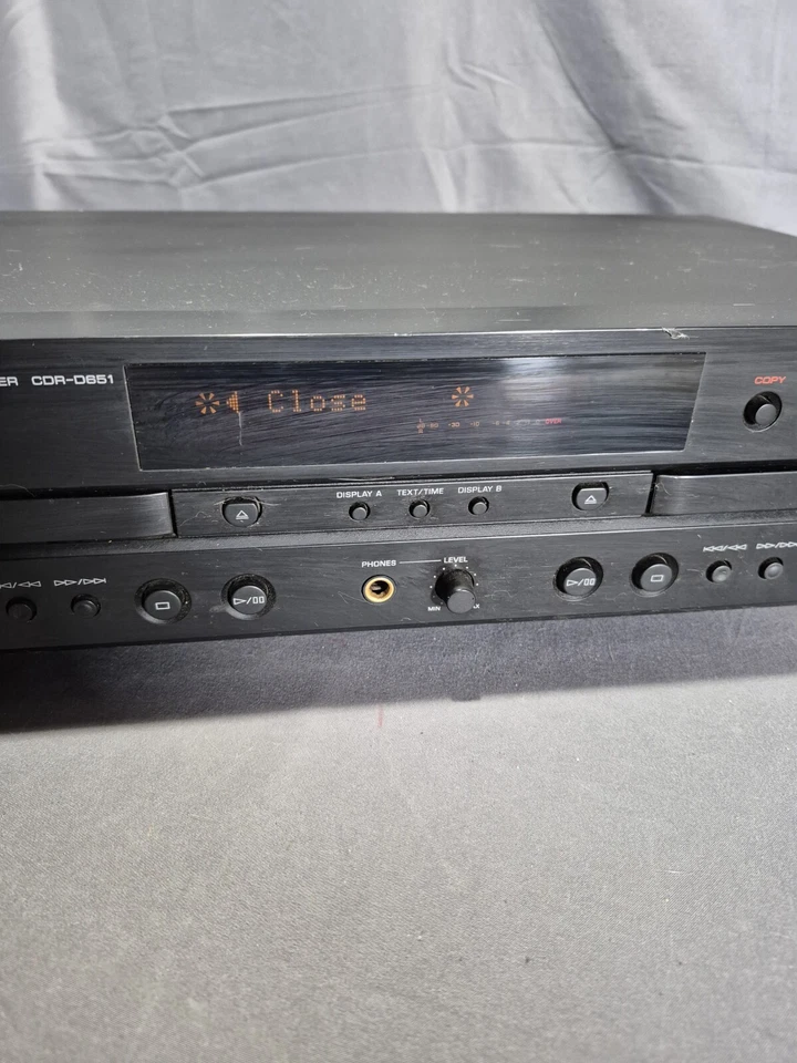 COMBO REPRODUCTOR Y GRABADORA DE CD YAMAHA CDR-D651 DOBLE CUBIERTA sin probar. Se enciende como está. Foto 4 de 4