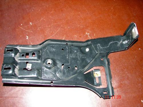 VW Passat Rahmenteil Stütze Armaturenbrett 8D1857320