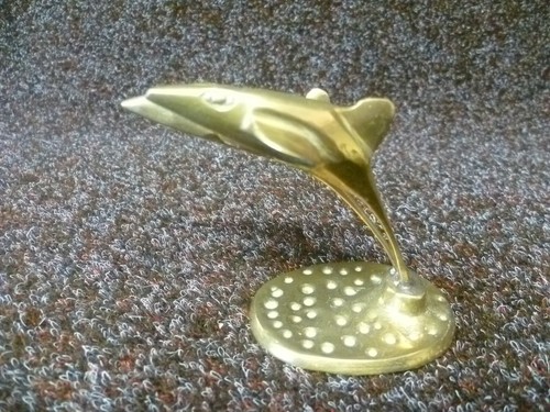 A PAIR OF BRASS DOLPHIN FIGURINES. TWO MOUNTED CAST BRASS DOLPHIN FIGURINES - Picture 3 of 5