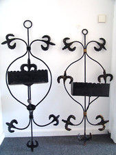 zabytkowe skrzynki na kwiaty z kutego żelaza z metalowymi mocowaniami kwiatowe