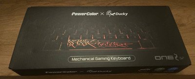 PowerColor x Ducky One 2 SF RGB Mechanische Tastatur Special Edition, DE-Layout