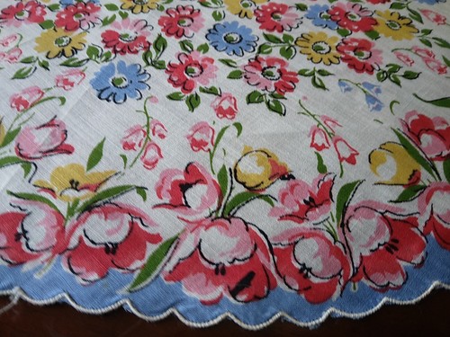 Lovely Vintage Floral Hankie Handkerchief Round Scalloped Edges - Picture 2 of 6