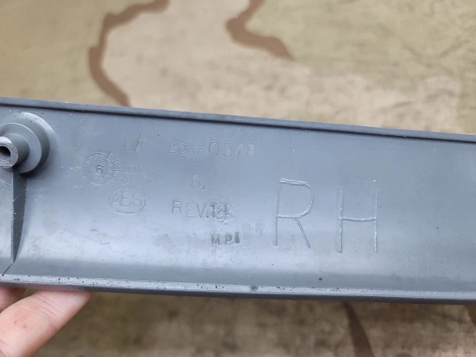 Pontiac Fiero 1985-1988 panel de moldura de puerta inferior OEM forma L lado derecho derecho del conductor Foto 2 de 4