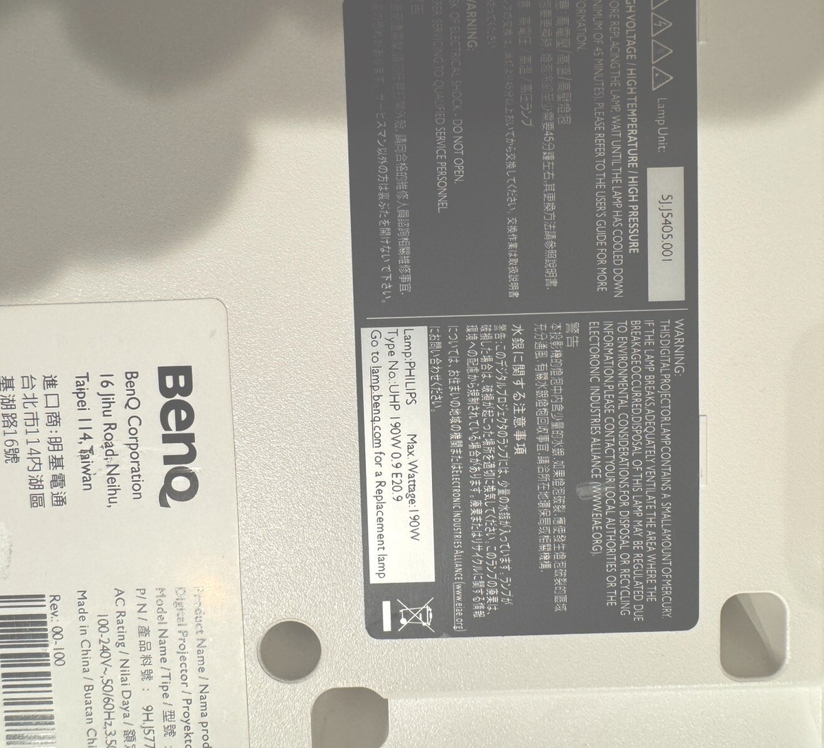 BenQ W1060 DLP Projector. 1920x1080 Resolution With Carry Bag And