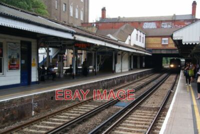 FOTO-ZUG, DER IN PUTNEY ANKOMMT, FÄHRT WEITER NACH WATERLOO. 2011