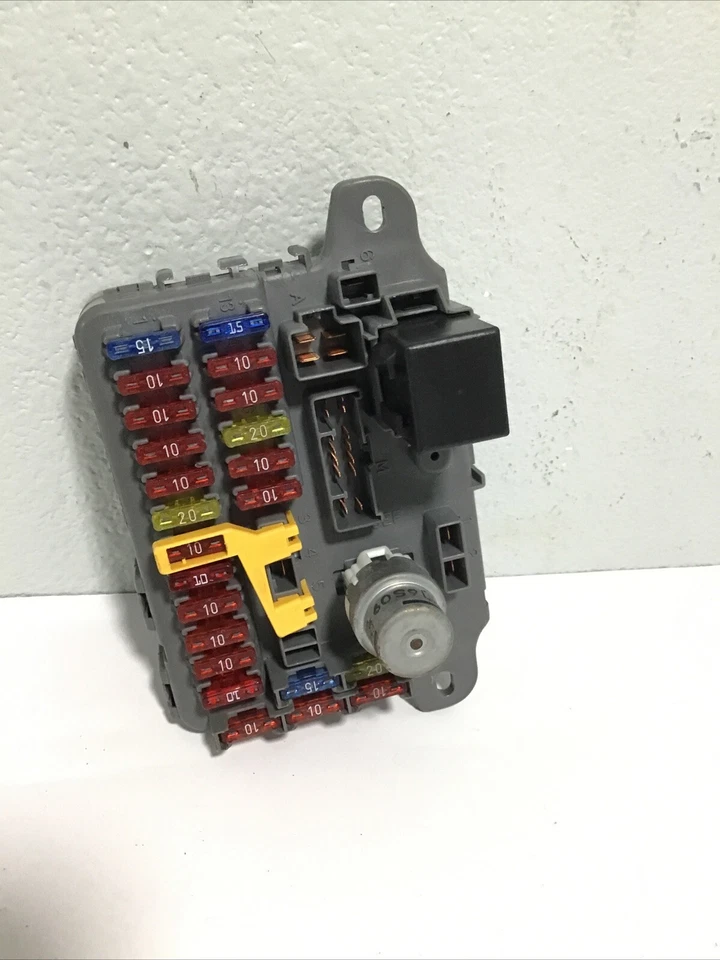 1994–1999 Land Rover Discovery Interior Fuse Box OEM 8L348100197 Assembly - Image 4 of 4