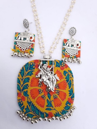 BEAUTIFUL HAND Made Fabric With Silver Pendant Necklace With Stunning Earrings - 第 1/3 張圖片