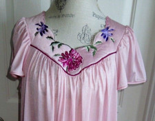 NWT VINTAGE PINK w/DRAMATIC EMBROIDERY VANITY FAIR WOMEN'S NYLON NIGHTGOWN MED