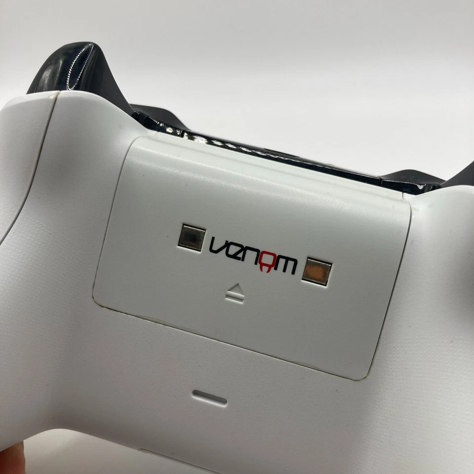 Controller XBOX ONE Microsoft bianco usato FUNZIONANTE con carica esterna - Immagine 3 di 4