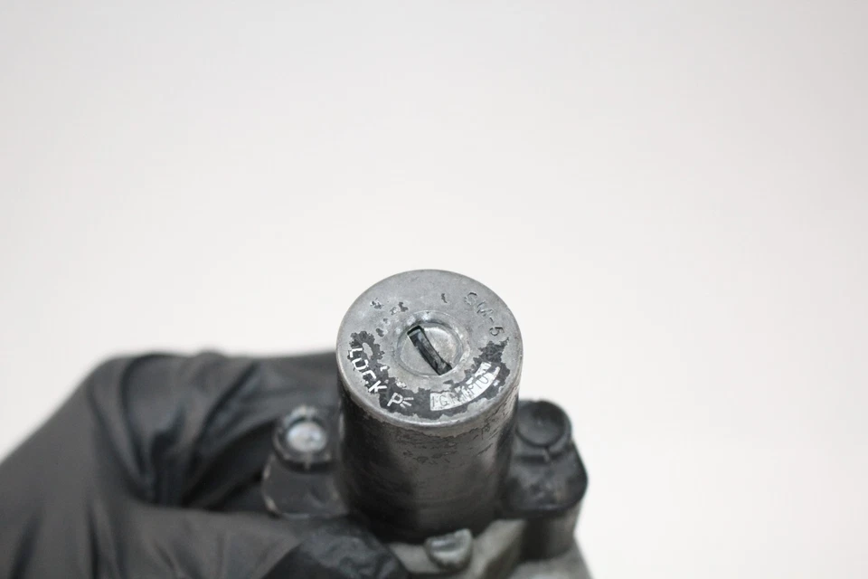 01-07 Suzuki Gsx1300R Hayabusa Busa trava de ignição tampa de gás conjunto de assento com chave - Imagem 4 de 4