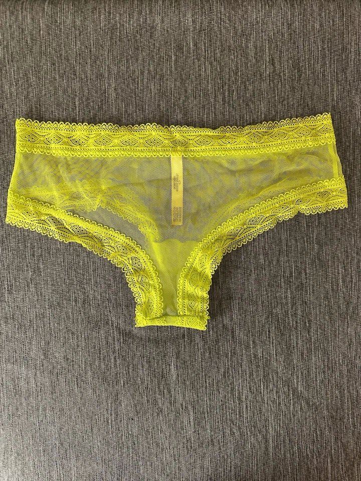 Calcinha Victoria’s Secret Cheeky Feminina M – Malha de Renda Amarela Neon, Acabamento Vieira - Imagem 2 de 3