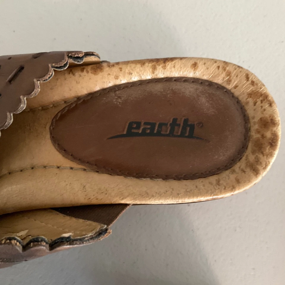 Sandálias femininas Earth couro marrom recortado cunha recortada sapatos tamanho 11B - Imagem 2 de 4