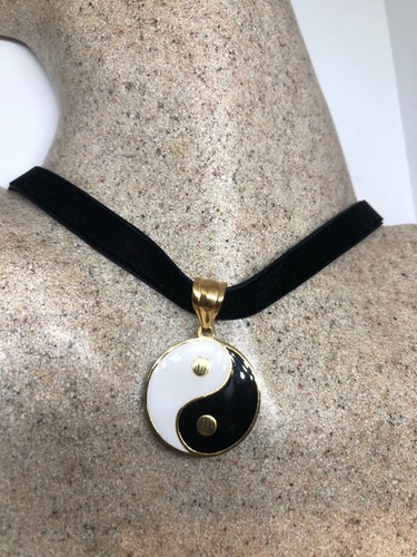 Collana Vintage Yin Yang Acciaio Inox Oro Ciondolo Gotico Nastro Velluto Chok - Foto 3 di 4