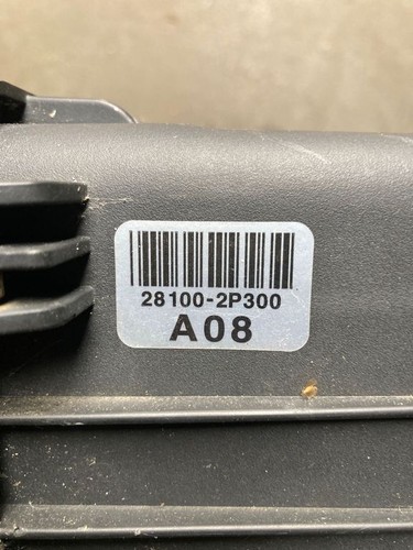 Breaking Hyundai Santa Fe 2011 Diesel air filter box 281102P300 GENUINE - Picture 5 of 6