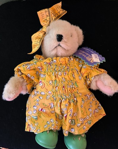 MUFFY VANDERBEAR THE SEWING LESSON PLUS ACCESSORIES, THIMBLES & TIN - Imagen 2 de 9