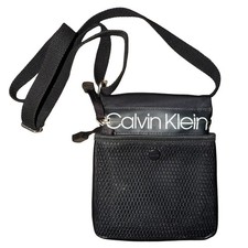 Borsa a tracolla Calvin Klein Tabbie nylon nera maglia tasca frontale tracolla