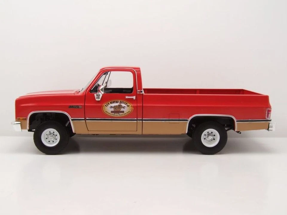 GMC K2500 Sierra Grande Pick Up 1967 Rosso Busted Knuckle Garage 1:18 - Immagine 3 di 4