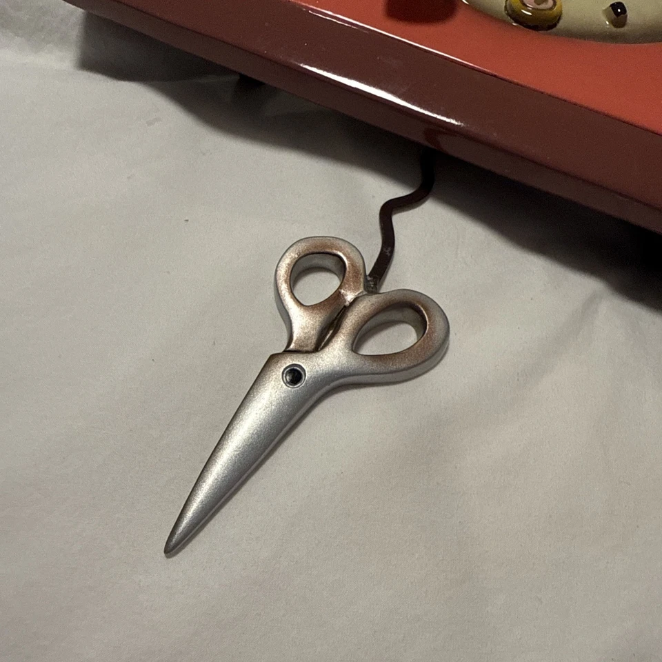 Reloj de pared Allen Design Stitch con péndulo Foto 2 de 4