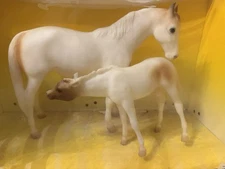 Breyer  3180 Medicine Hat Mare And Foal Gift Set Chestnut Pinto 1994 - 1997