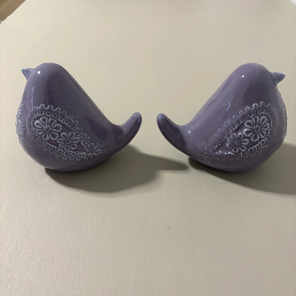 Par de pájaros de cerámica lavanda ornamentados florales en relieve caprichoso arte de decoración del hogar Foto 2 de 4