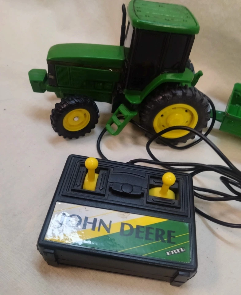 Lote de 2 tractores fundidos a presión John Deere de colección, como están - control remoto, esparcidor + vagón LEER Foto 3 de 4