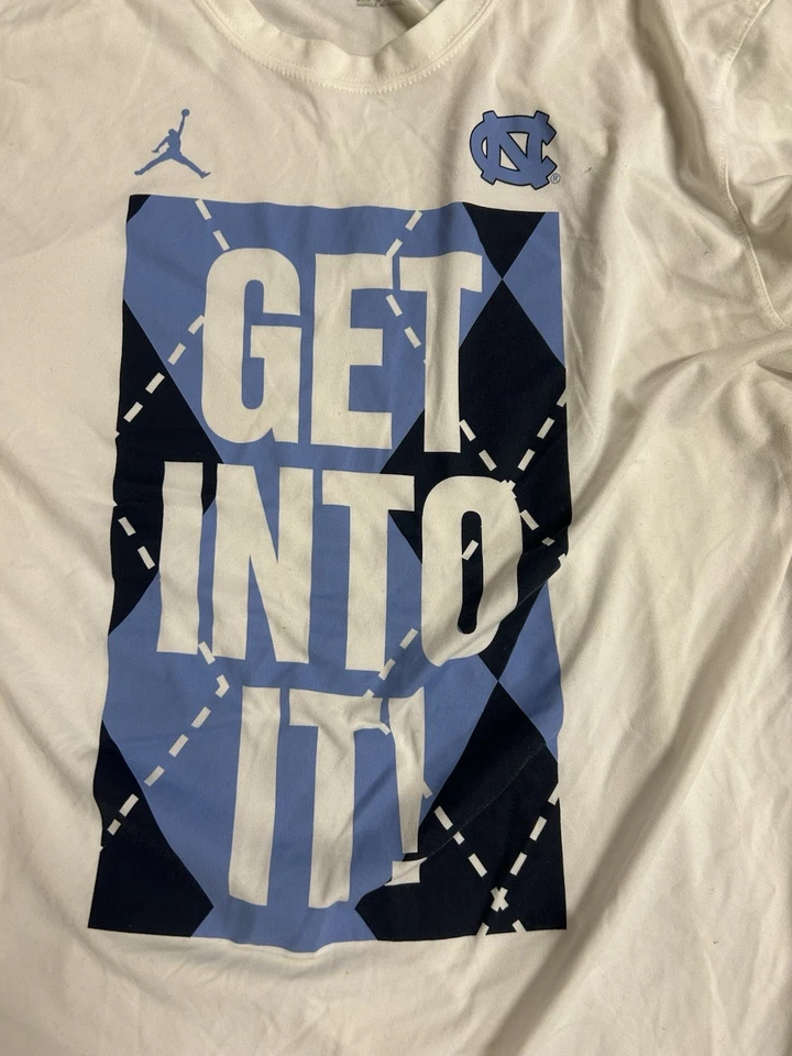 Camisa de baloncesto de Carolina del Norte marca Jordan Get Into It talla grande Foto 2 de 4