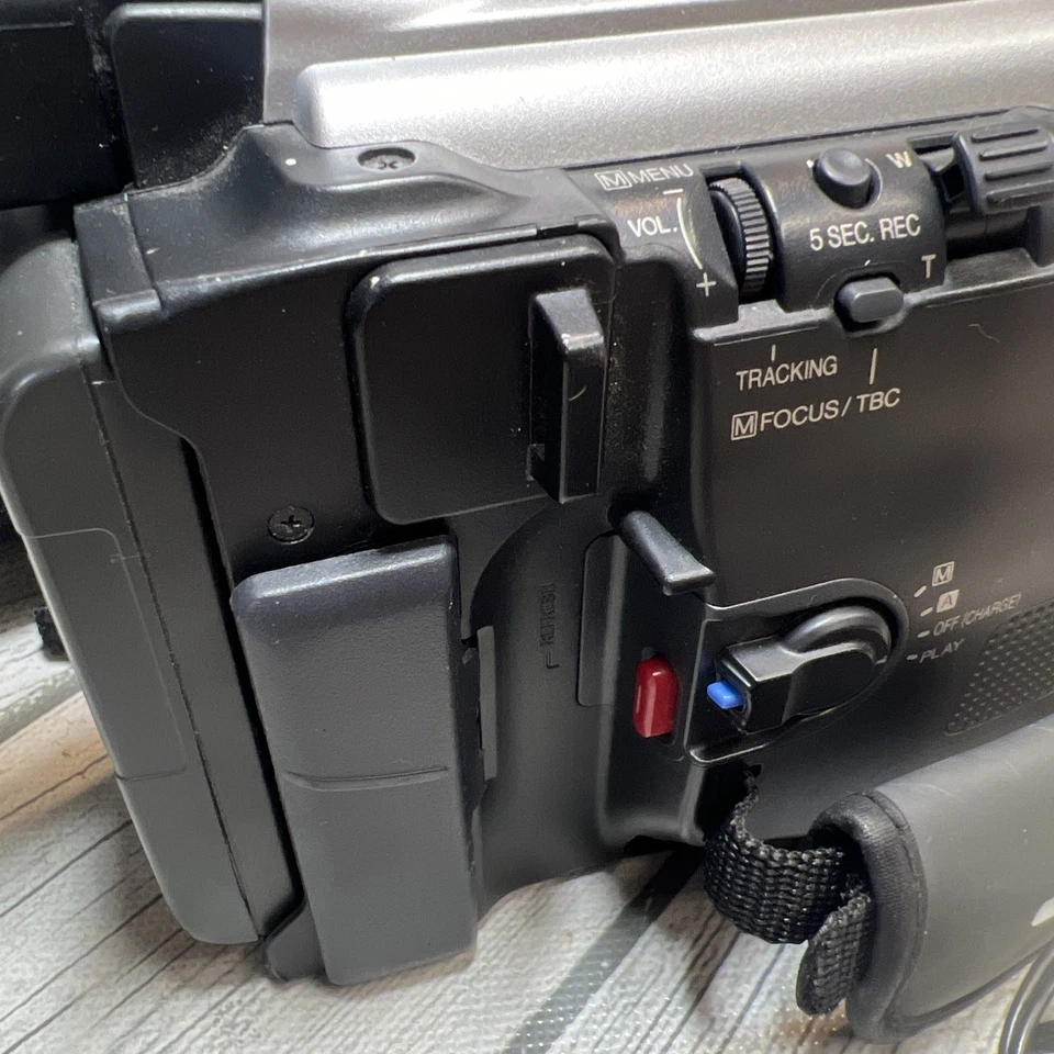 JVC Compact VHS Camcorder Video Camera VHS C Model GR-AXM70U Tested - Image 3 of 4