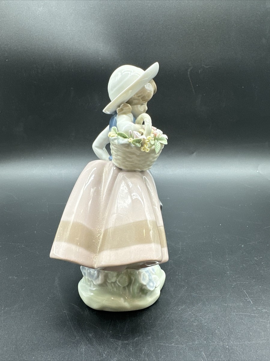 Lladro Daisa 1983 Girl Flowers #5221 Handmade in Spain Sweet Scent