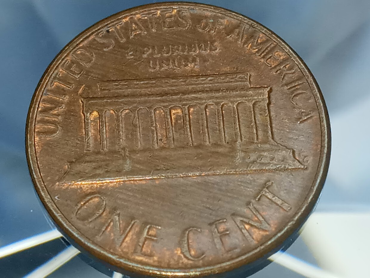 1980-D LINCOLN CENT COVERED WITH PARALLEL LINES (LOOKS LIKE WOOD