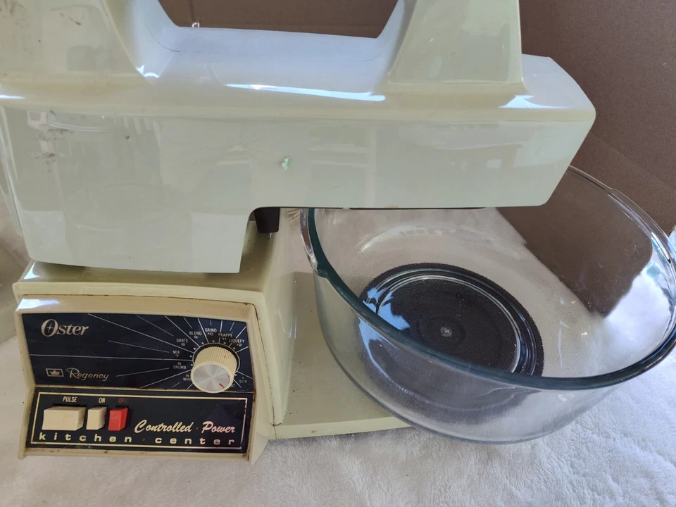 Paquete Batidora de Cocina Eléctrica Controlada Oster Regency Beige y con Procesador de Alimentos Foto 2 de 4