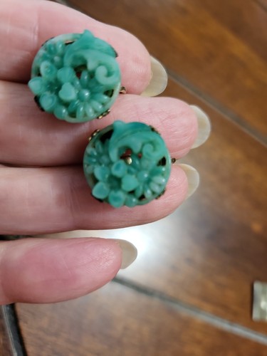 Beautiful Carved Floral Design Green Jade? Glass? Screw Back Earrings - 第 7/10 張圖片