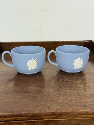 Ein Paar Wedgwood Weihnachtstassen 1997 