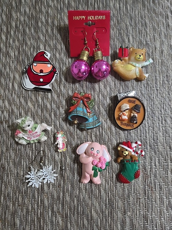 LOT OF 10 HOLIDAY PINS AND EARRINGS VINTAGE, Christmas, Thanksgiving,Easter, etc
