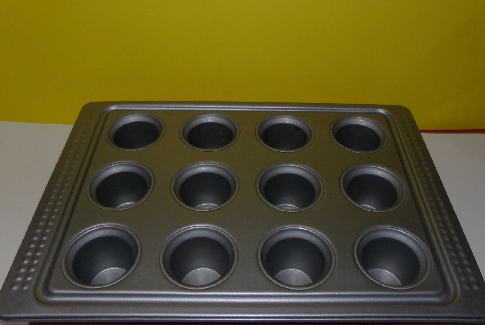 IKEA Drommar #12149 Muffin Pan Tin Nonstick 15 1/4”x 10 7/8”, 2” Height Red
Opens in a new window or