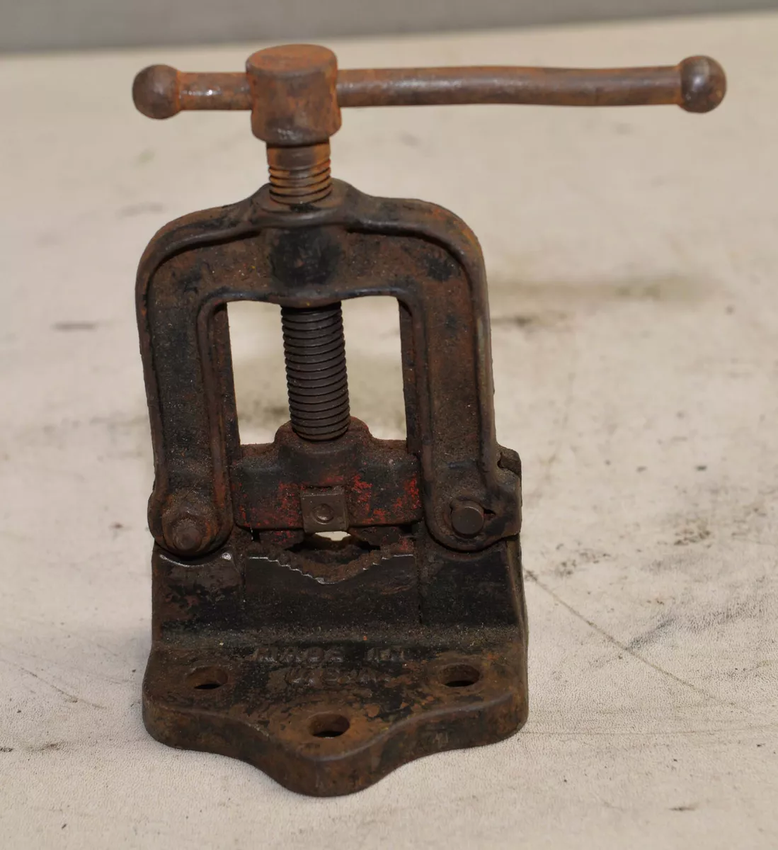 Small cheap pipe vise