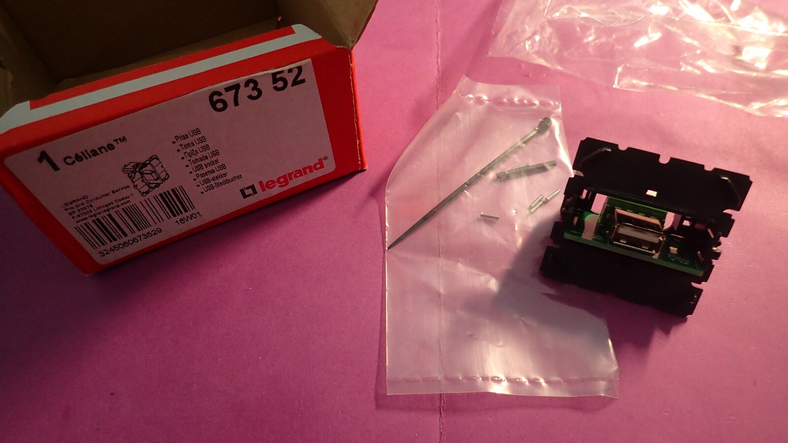 Prise USB Legrand 67352 - Solution de charge murale fixe pour smartphone