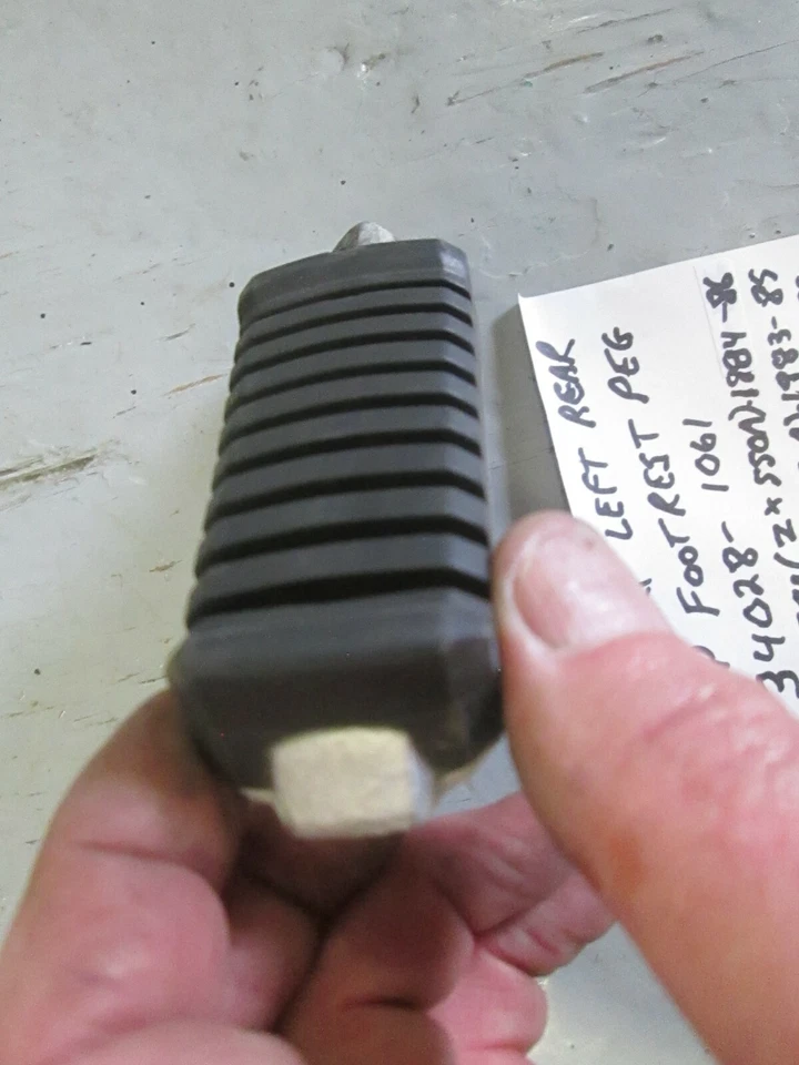 KAWASAKI GPZ550 / GPZ750 / GPZ1100 / VN700 / 750 CLAVIJA TRASERA IZQUIERDA, 34028-1061 Foto 3 de 4