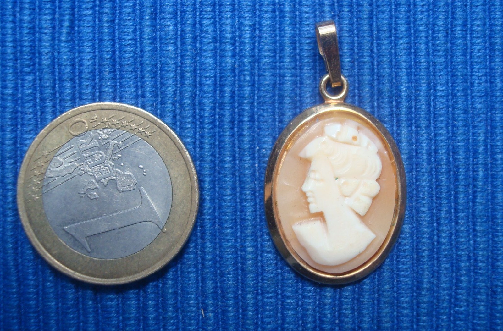 Pendentif plaqué or poinçonné avec camée coquille véritable B26AG