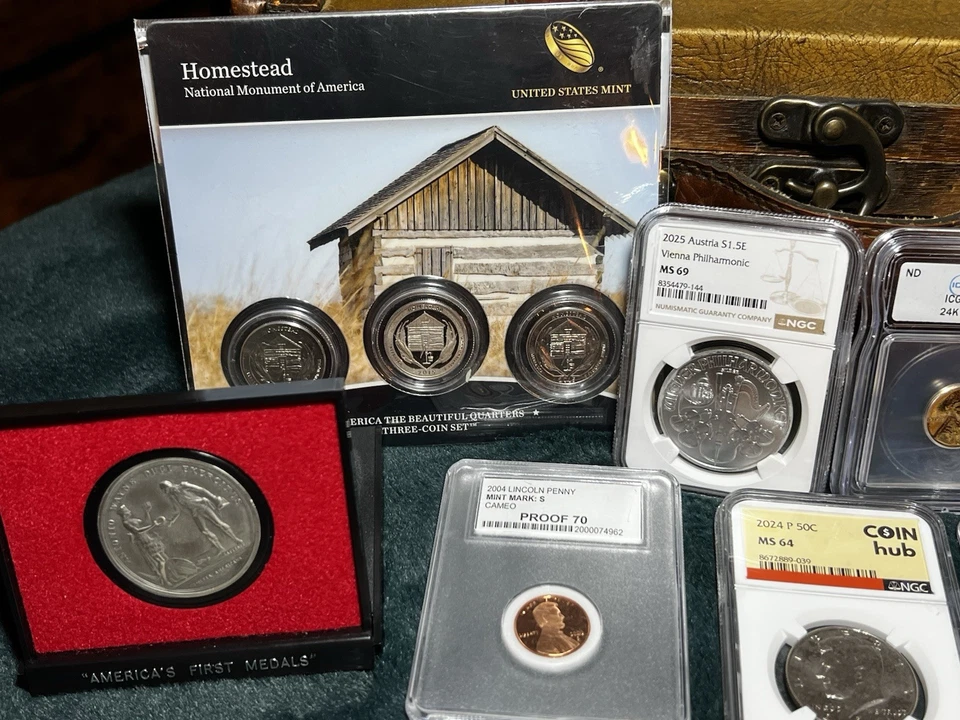 Christmas Lot of Lots! Treat Yourself And Diversify Your Collection Today! - Image 2 of 4